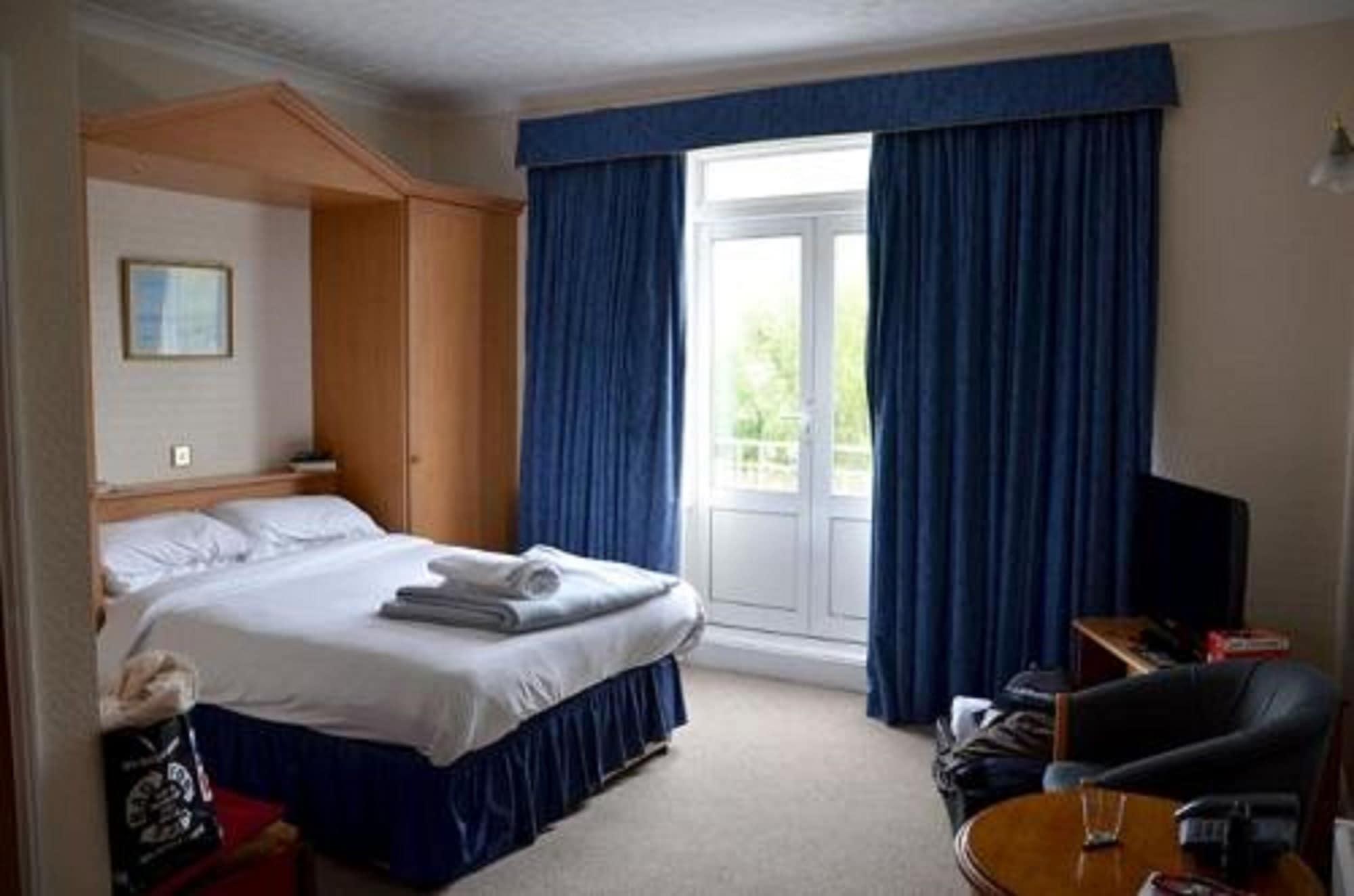 Uno Hotel Thames Maidenhead Exterior photo