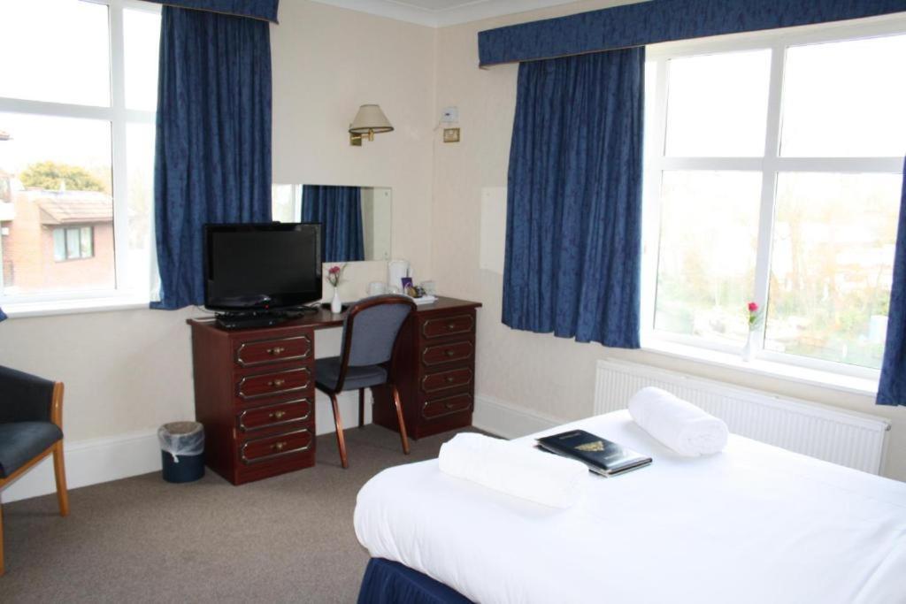 Uno Hotel Thames Maidenhead Exterior photo