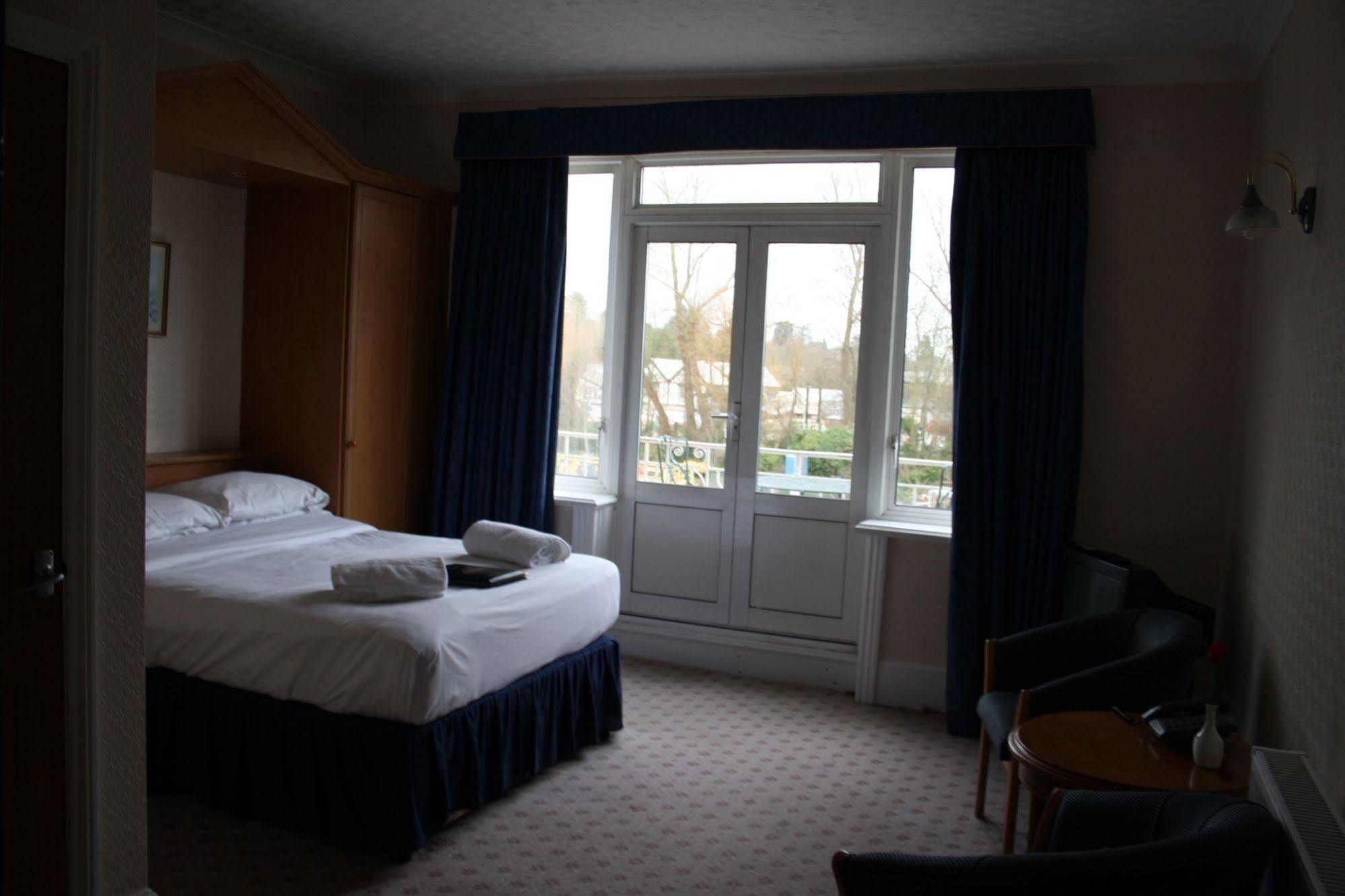Uno Hotel Thames Maidenhead Exterior photo
